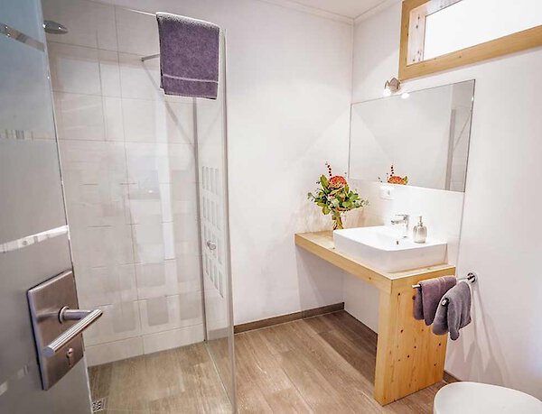 Dusche und WC in der Familiensuite in Drachselsried